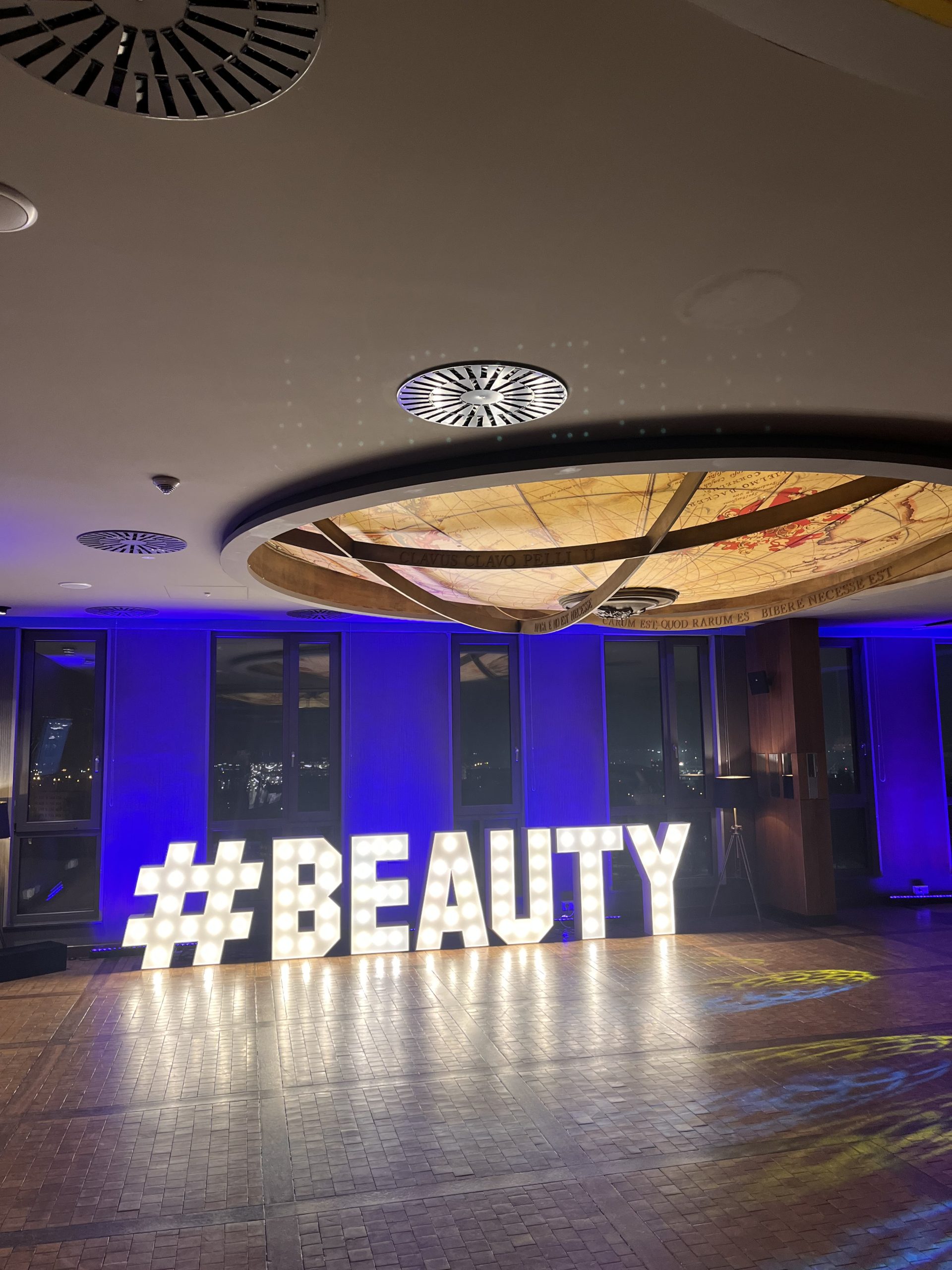 literowelove_stojace_litery3d_swiecace_led_beauty_klinika_miracki_warszawaIMG_8995