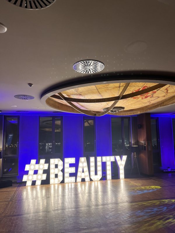 Písmeno B – svíticí dekorace LED s žárovkami na akce a svatby