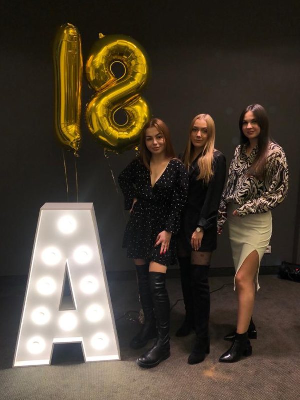 Písmeno A – svíticí dekorace LED s žárovkami na akce a svatby