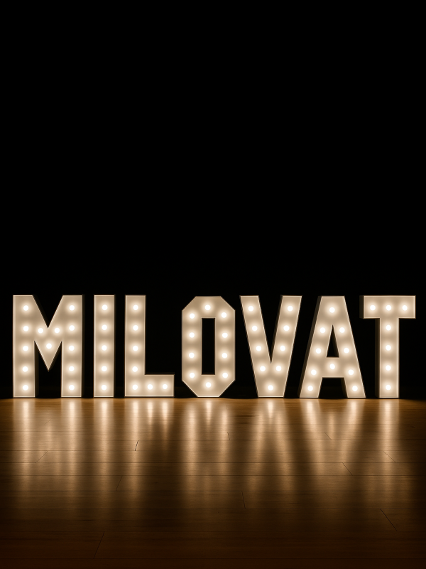 Bílý nápis „MILOVAT“ ve stylu RETRO (s žárovkami).