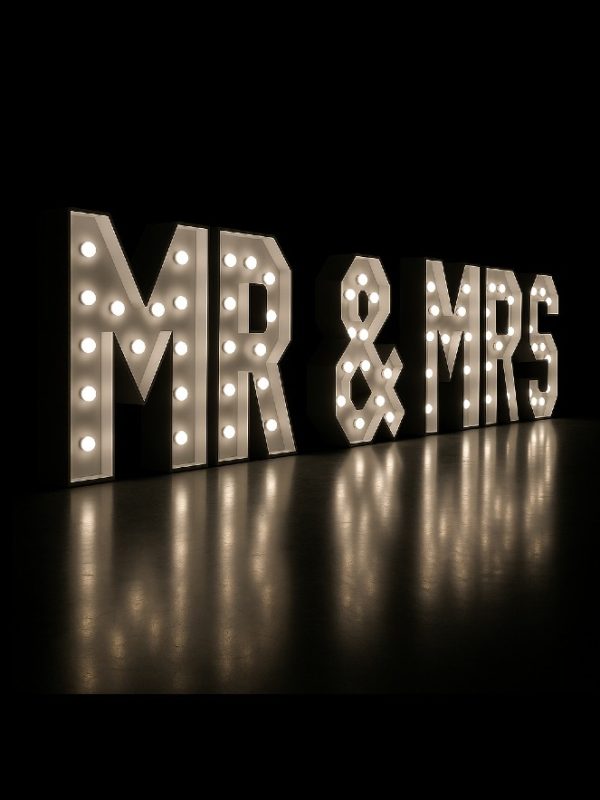Bílý nápis „MR&MRS“ ve stylu RETRO (s žárovkami).