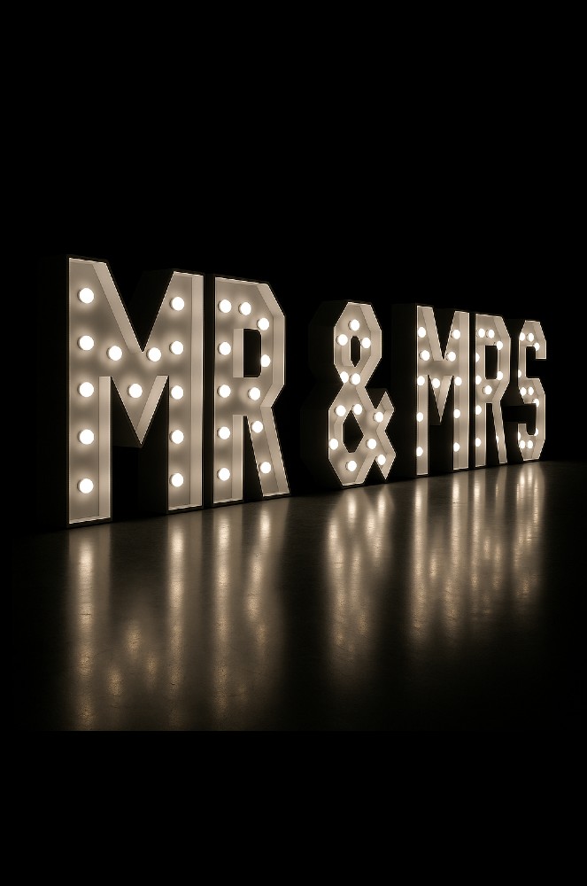 Bílý nápis „MR&MRS“ ve stylu RETRO (s žárovkami).