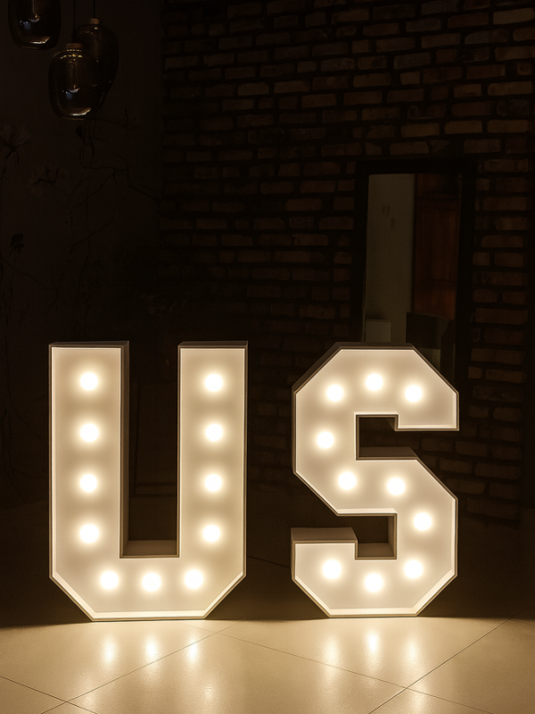 Písmeno U – svíticí dekorace LED s žárovkami na akce a svatby