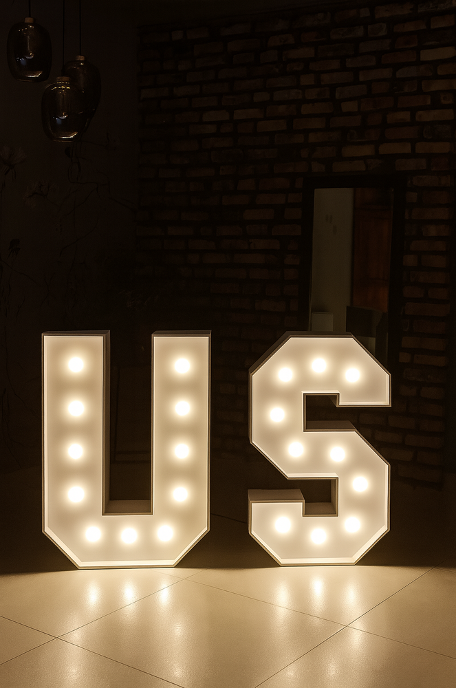 Písmeno U – svíticí dekorace LED s žárovkami na akce a svatby