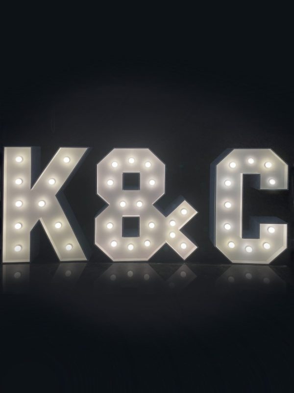 Bílý znak „&“ ve stylu RETRO (s žárovkami).