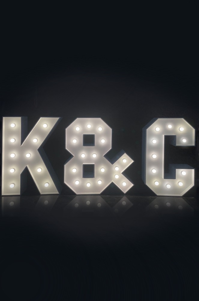 Bílý znak „&“ ve stylu RETRO (s žárovkami).